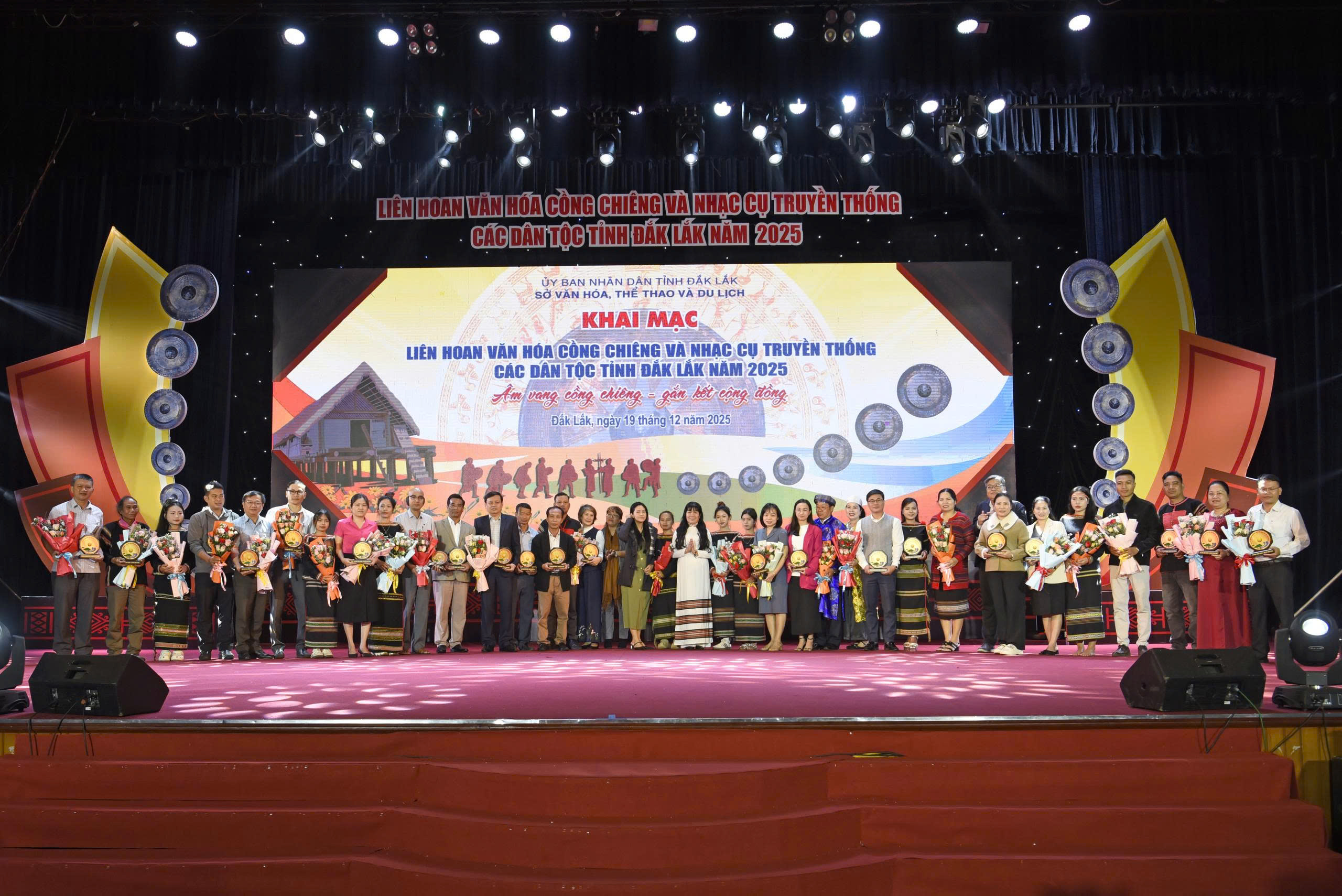 Ban Tổ chức tặng hoa cho các đơn vị tham gia Liên hoan